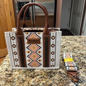 NWOT Wrangler cream Aztec Print Purse with detachable strap